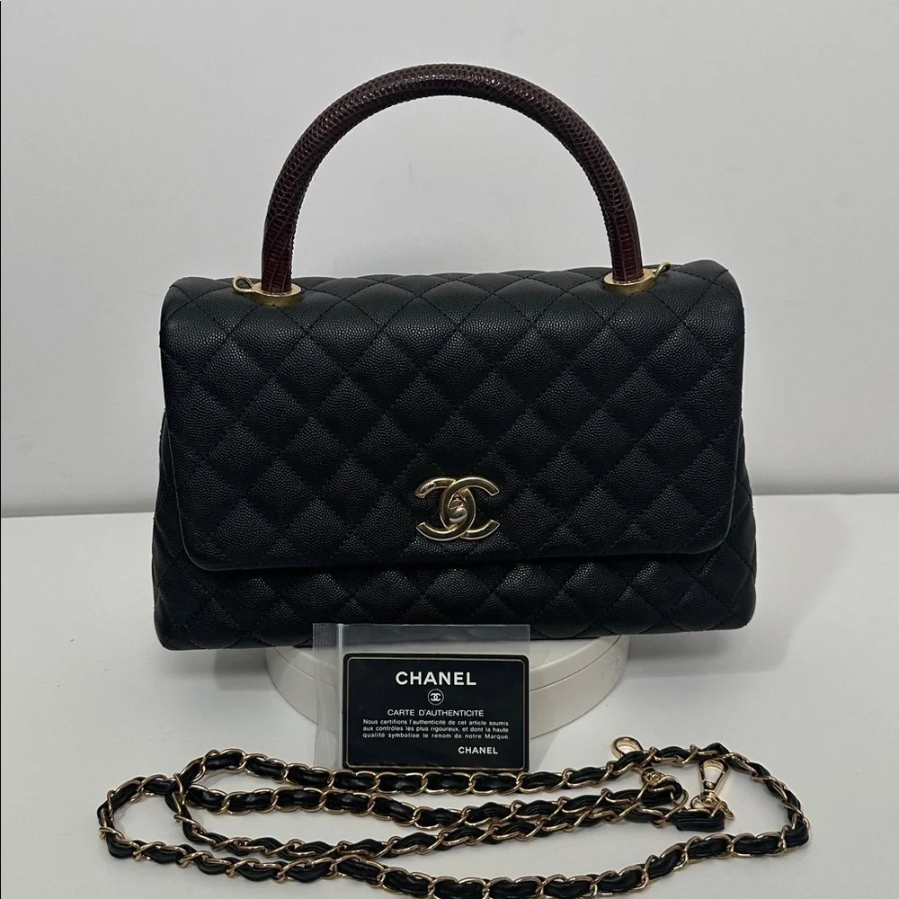 💯Authentic Chanel Black Quilted Shoulder Bag with Gold Accents🍀